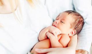 Потеет голова у грудничка во время кормления и сна: возможные причины Почему ребенок потеет когда кушает грудь